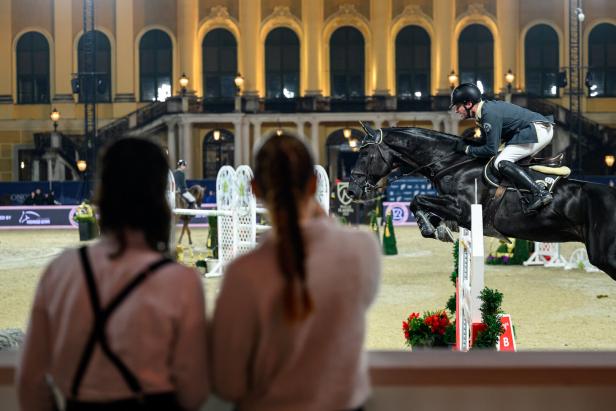 Reiter mit Helm bei der Global Champions Tour 2025 vor dem Schloss Schönbrunn