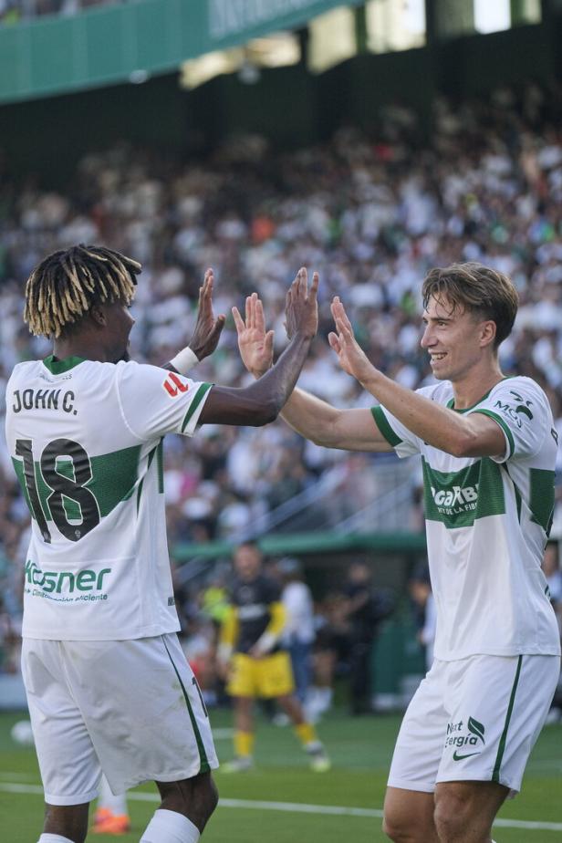 Elche-Spieler John Donald und David Affengruber jubeln