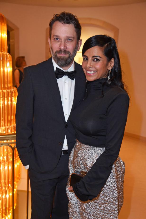 Christian Ulmen und Collien Fernandes posieren gemeinsam elegant gekleidet bei einer Abendveranstaltung.