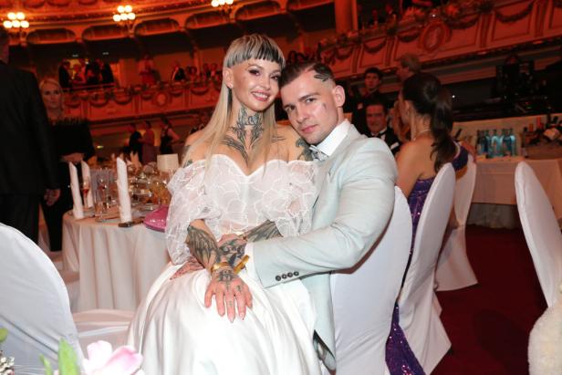 Eric Stehfest und seine Frau Edith sitzen eng umschlungen bei einer festlichen Veranstaltung an einem elegant gedeckten Tisch.