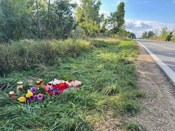 Blumen und Kerzen am Unfallort