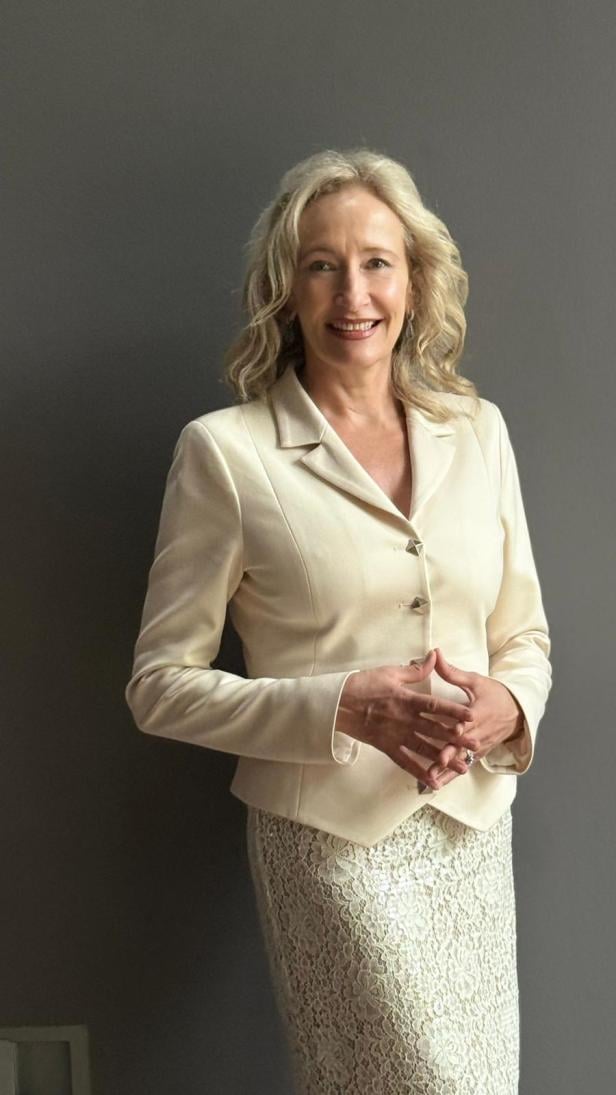 Portrait einer eleganten Frau in hellem Kostüm