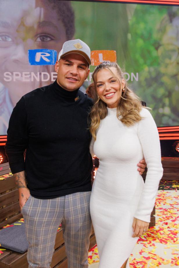 Pietro Lombardi und Laura Maria Rypa stehen Arm in Arm bei einer Veranstaltung, umgeben von buntem Konfetti.