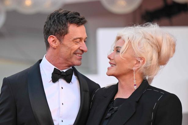 Hugh Jackman und Deborra-Lee Furness lächeln sich in eleganter Abendgarderobe an.