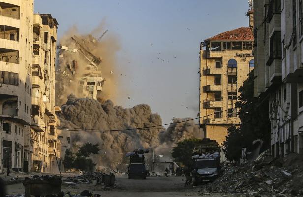 Israeli airstrike hits multistory building in Gaza City Israelischer Luftangriff in Gaza
