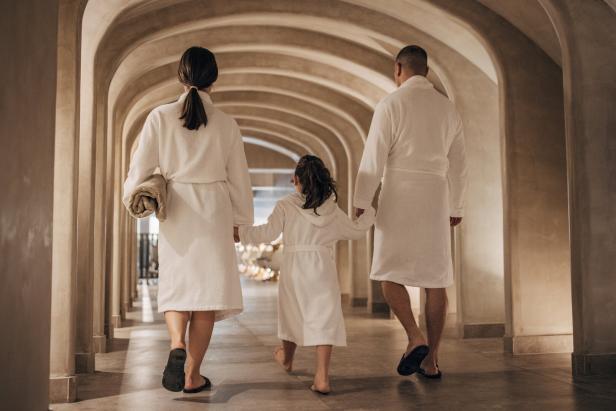 Familie beim Wellnessurlaub in einem Luxushotel