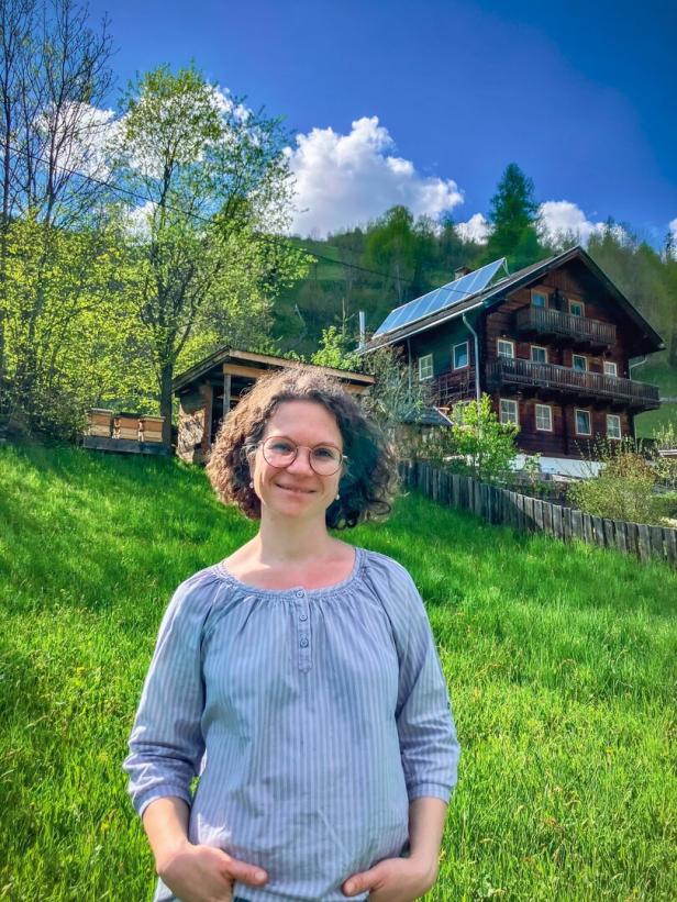 Maria Radziwon steht vor ihrem Bauernhof in Mörtschach.