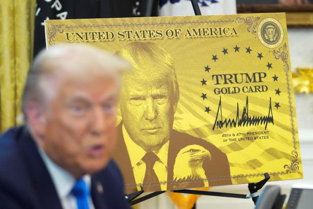 Vor einer goldenen "Trump Gold Card" ist unscharf Trump im Anzug zu sehen.