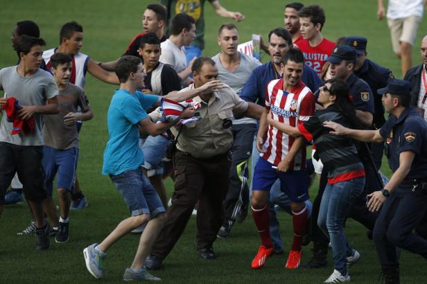 David Villa in Madrid wie ein Popstar empfangen