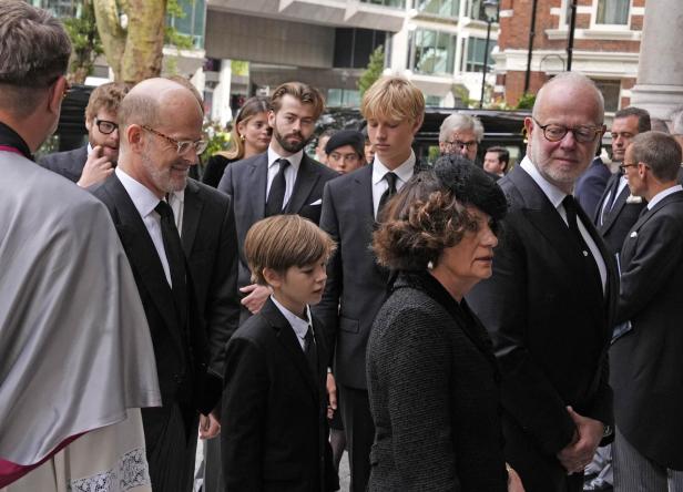 Lord Nicholas Windsor bei der Beerdigung der Herzogin von Kent. Gäste wirken nachdenklich oder traurig.