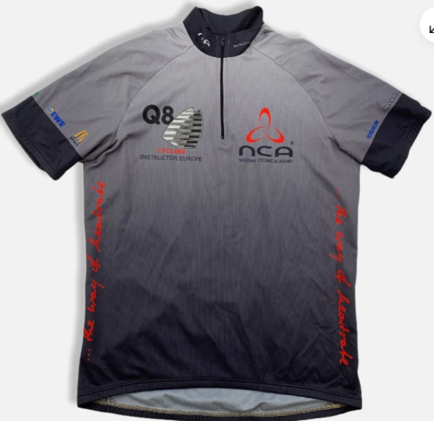 Ein graues Radtrikot von der Marke NCA von vorne fotografiert.