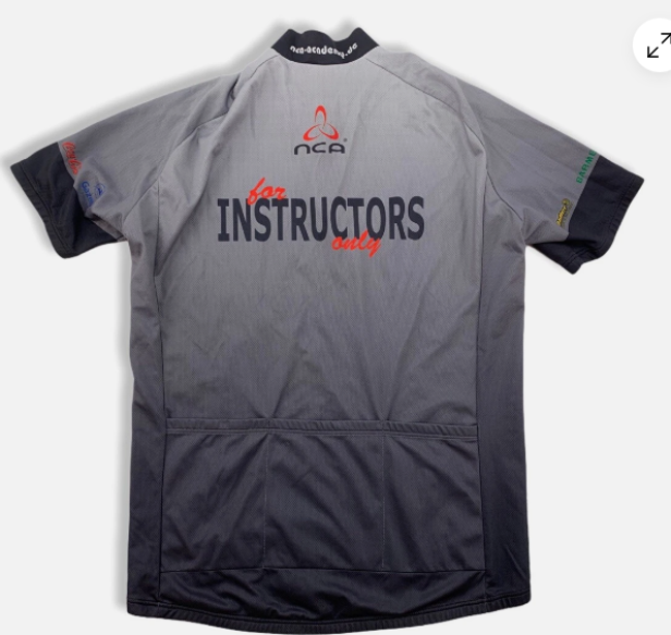 Ein graues Radtrikot von der Marke NCA von hinten fotografiert.