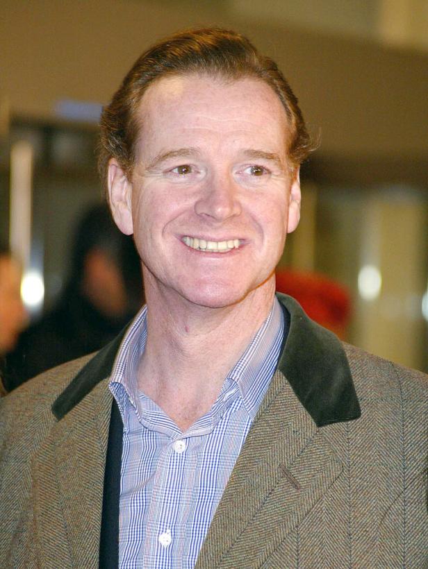 James Hewitt, der frühere Reitlehrer von Prinzessin Diana, lächelt in einem hellen Raum.