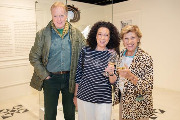 Die Schauspieler Albert Fortell, Barbara Wussow und Olivia Silhavy stehen zusammen und halten jeweils ein Glas Weißwein in der Hand