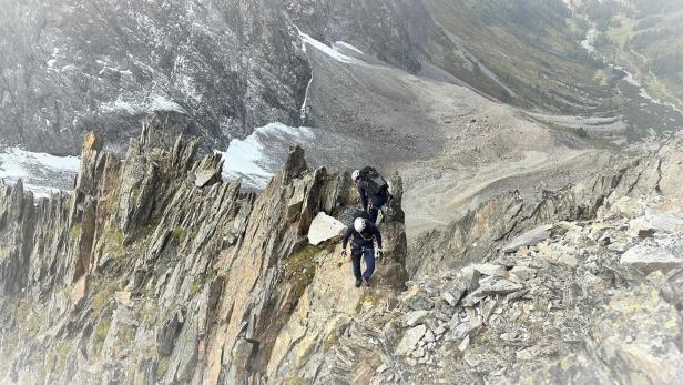 Kurs der Alpinpolizei NÖ auf dem ausgesetzten Felsgrat des Glödis.