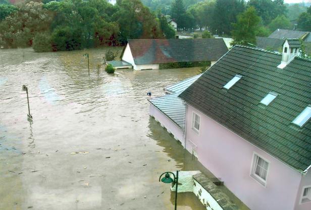 Eine Aufnahme vom Gmünder Braunauplatz, die Häuser stehen tief unter Wasser.