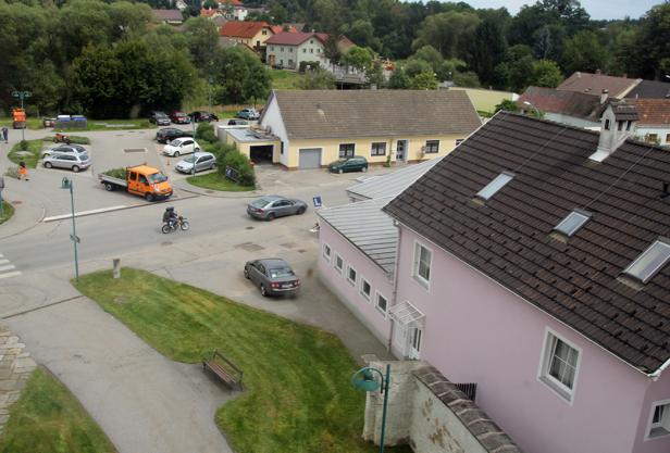 Eine Aufnahme vom Gmünder Braunauplatz, die Straße ist geräumt und normal befahrbar.