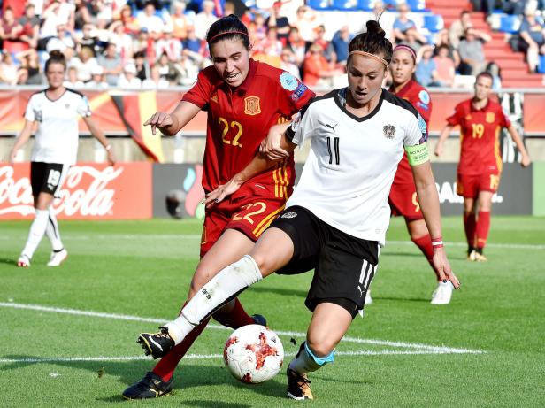 Spanierin Maria Francesca Caldentey im Zweikampf mit Viktoria Schnaderbeck bei der EM 2017