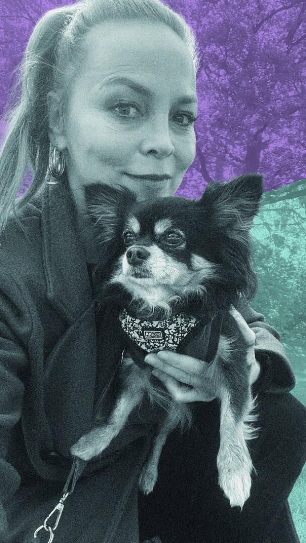 Boxweltmeisterin Regina Halmich posiert mit ihrem Chihuahua vor der Kamera.
