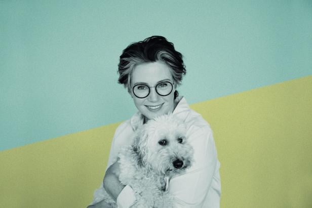 Schriftstellerin Ildiko von Kürthy posiert mit ihrem Goldendoodle vor der Kamera.