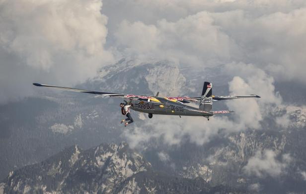 Action pur unter dem Flugzeug