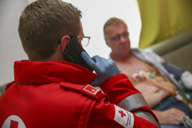 Rot Kreuz Mitarbeiter am Telefon versorgt Patienten