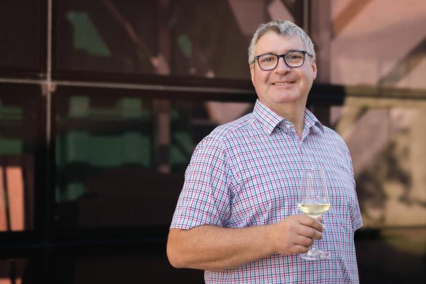 Ein Mann mit Weinglas in der Hand