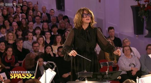 Barbara Schöneberger als Dirigentin verkleidet