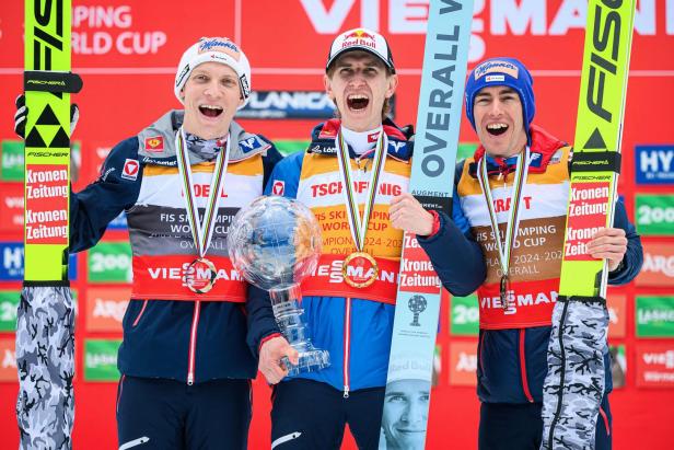 Gesamtweltcup- und Tourneesieger Daniel Tschofenig (Mitte) flankiert von seinen Teamkollegen Jan Hörl (li.) und Stefan Kraft