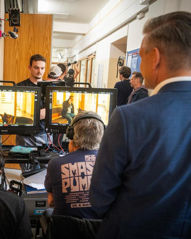Mann besucht Filmdreh Kommissar Rex