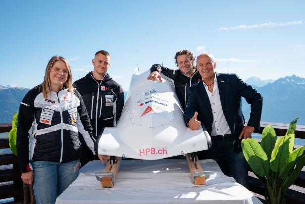 Katrin Beierl und Markus Treichl dürfen sich über neue Schlitten freuen. Cheftrainer Wolfgang Stampfer und Präsident Gerhard Rainer sind optimistisch