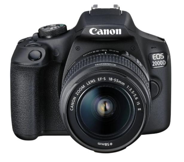 Die Canon EOS 2000D Spiegelreflexkamera mit 18-55mm Objektiv wird als empfehlenswertes Einsteigermodell für Fotografie-Kurse vorgestellt.
