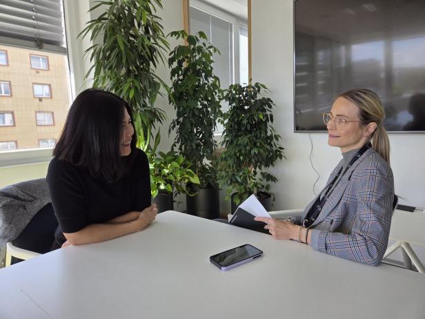 Zwei Frauen in einer Interview-Situation