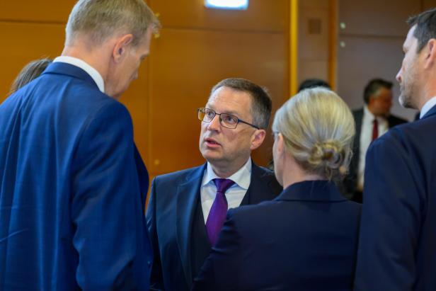 zu sehen ist der ÖVP-Klubobmann August Wöginger mit seinem Anwalt im Landesgericht Linz