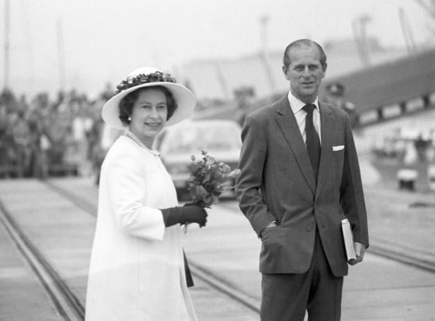 Königin Elizabeth II. in Deutschland Königin Elisabeth II. mit Hut und Prinz Philip im Anzug stehen vor einer Menschenmenge.