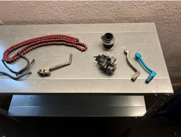 Teile von Motorrädern auf einem Tisch
