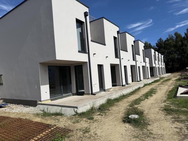 Eine im Bau befindliche Wohnhausanlage.