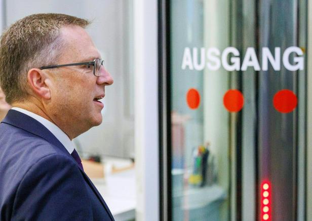 BEGINN DES PROZESSES GEGEN ÖVP-KLUBOBMANN WÖGINGER UND ZWEI BEAMTE WEGEN AMTSMISSBRAUCHS BEI POSTENBESETZUNG: WÖGINGER BEGINN DES PROZESSES GEGEN ÖVP-KLUBOBMANN WÖGINGER UND ZWEI BEAMTE WEGEN AMTSMISSBRAUCHS BEI POSTENBESETZUNG: WÖGINGER