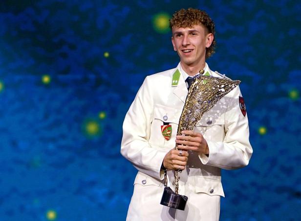 Daniel Tschofenig mit NIKI-Trophäe
