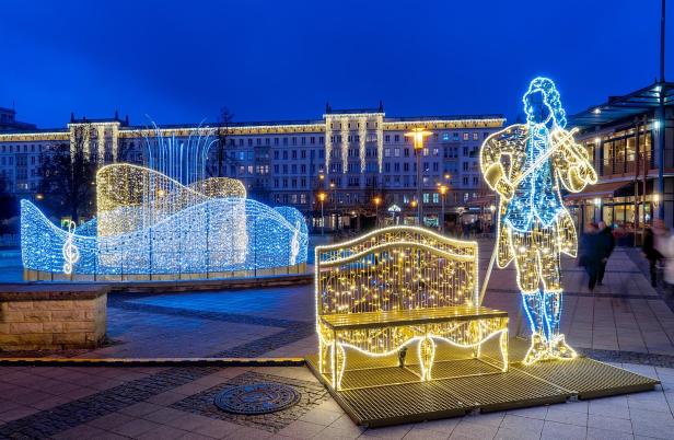 Eine Lichter-Statue eines Mannes mit bunten Lichtern.