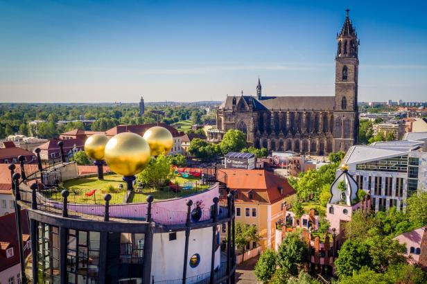 Ein imposantes Gebäude gestaltet im charakteristischen Hundertwasser-Design.
