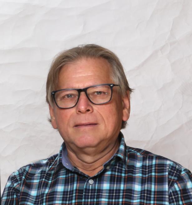 Mann mit Brille und kariertem Hemd