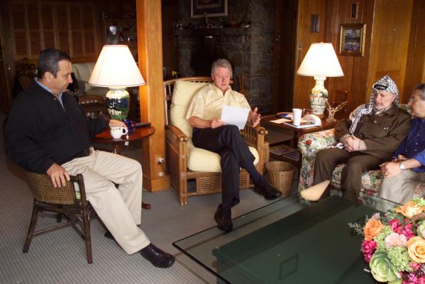 Clinton mit Barak und Arafat FILE PHOTO: President Clinton meets with Israeli Prime Minister Barak and Palestinian President Yasser Arafat ea..