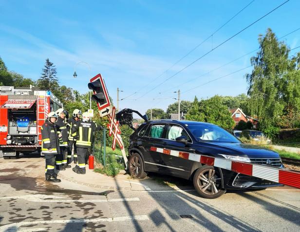++ HANDOUT ++ NIEDERÖSTERREICH: PKW AUF BAHNÜBERGANG IN KLOSTERNEUBURG VON ZUG GERAMMT