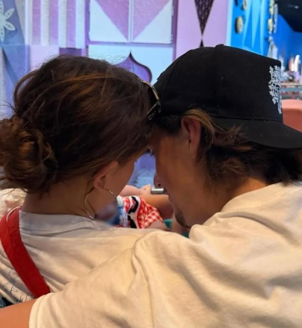 Millie Bobby Brown.jpg Millie Bobby Brown und Jake Bongiovi mit ihrer Tochter.