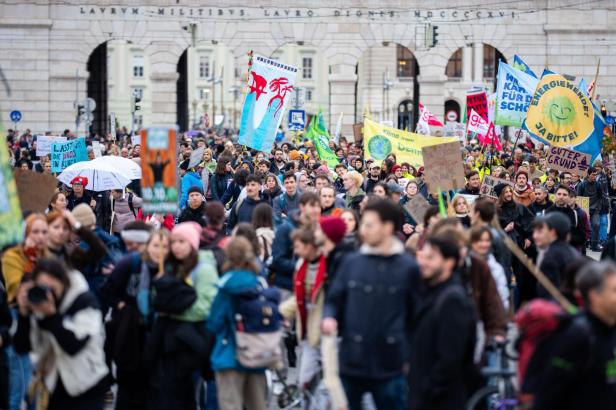GROSSSTREIK FRIDAYS FOR FUTURE "KLIMASCHUTZGESETZ - WENN DANN RICHTIG!" Tausende Teilnehmer: Großdemo in Wien blockierte den Ring