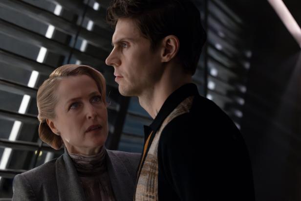 Gillian Anderson und Evan Peters als Mutter und Sohn. TRON: ARES