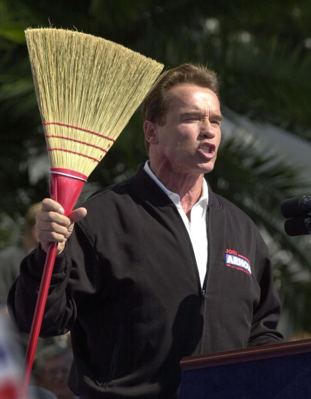 Mit dem Besen zum Gouverneur von Kalifornien: Arnold Schwarzenegger anno 2003. SCHWARZENEGGER