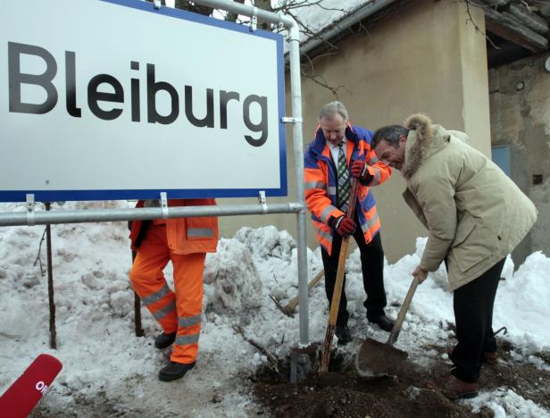 Jörg Haider, der Meister der Inszenierung: 2006 buddelte er Kärntner Ortstafeln aus. LH HAIDER VERSETZT ORTSTAFEL VON BLEIBURG