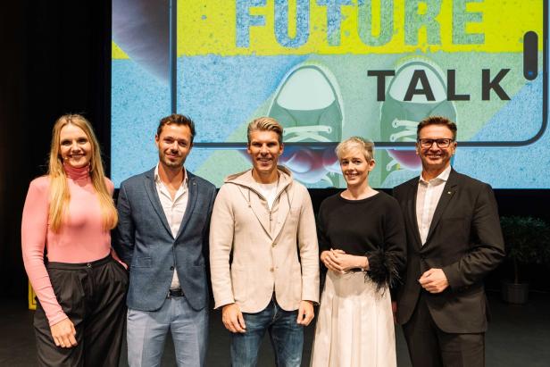 Raiffeisenlandesbank Burgenland. Fünf Personen stehen nebeneinander vor einer Leinwand mit der Aufschrift „Future Talk“ und lächeln in die Kamera.